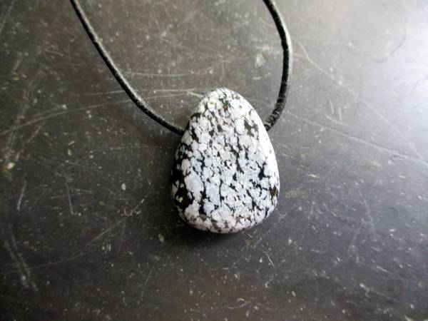 Kette, Anhänger, Tropfen, Lederband, Schneeflockenobsidian, schwarz, weiß, Unisex