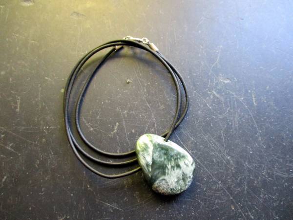 Kette, Anhänger, Lederband, Tropfen, Seraphinit, grün, Schutz, Unisex