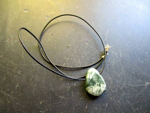 Kette, Anhänger, Lederband, Tropfen, Seraphinit, grün, Schutz, Unisex