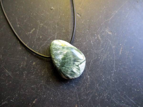 Kette, Anhänger, Lederband, Tropfen, Seraphinit, grün, Schutz, Unisex
