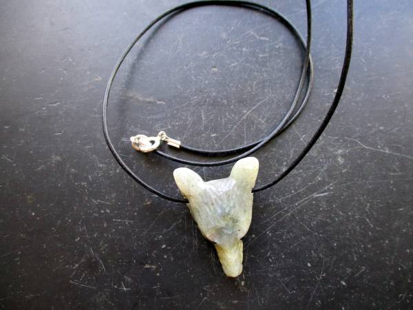 Anhänger, Kette, Lederband, Wolf, Labradorit, grün, Krafttier, Schmuck, Unisex