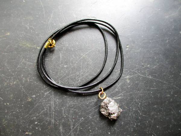 Anhänger, Meteorit, schwarz, Campo del Cielo, unbearbeitet, Unisex, Lederband