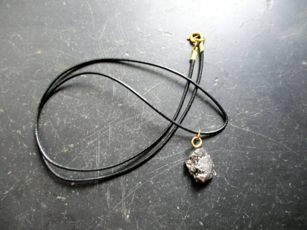 Anhänger, Meteorit, schwarz, Campo del Cielo, unbearbeitet, Unisex, Lederband