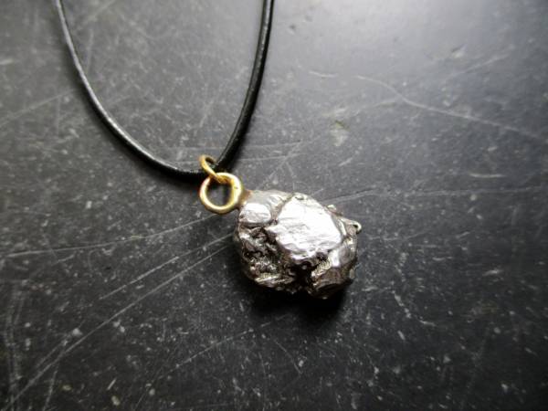 Anhänger, Meteorit, schwarz, Campo del Cielo, unbearbeitet, Unisex, Lederband