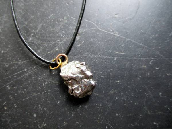 Anhänger, Meteorit, schwarz, Campo del Cielo, unbearbeitet, Unisex, Lederband