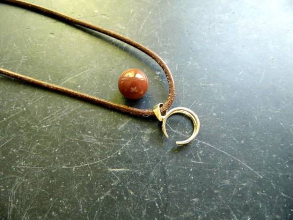 Kette, Anhänger, Lederband, Kralle, Mondstein, Silber, beige, Schmuck