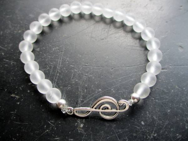 Armband, Symbolarmband, Bergkristall, matt, weiß, Notenschlüssel, Schmuck, Frauen
