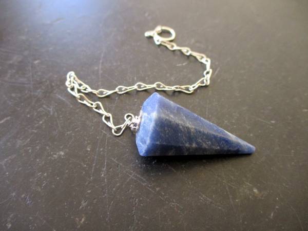 Pendel, Spitzpendel, Blauquarz,  Messing, versilbert, Magie, Wicca