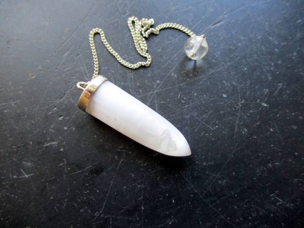 Pendel, Spitzpendel, Selenit, Messing, versilbert, weiß, Wicca, Magie, Esoterik, Schamane