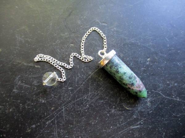 Pendel, Spitzpendel, Rubin/Zoisit, Messing, versilbert, Rubinpendel, Wicca