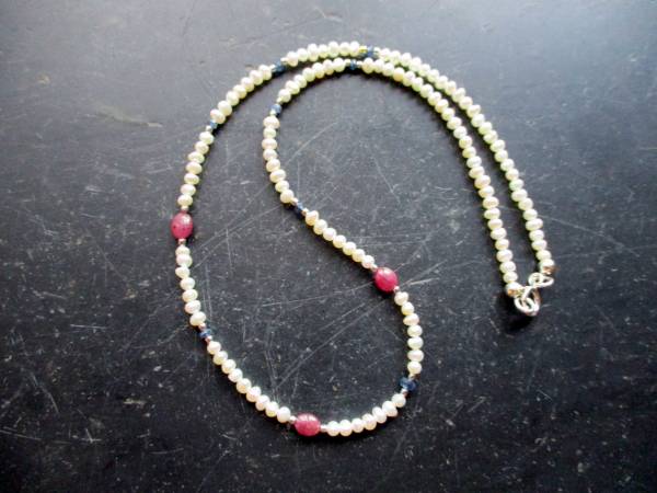 Kette, Perle, Perlenkette, Süsswasserperle, Rubin, Saphir, Silber, Schmuck, Frauen