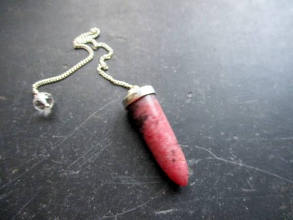 Pendel, Spitzpendel, Edelsteinpendel, Rhodonit, rot, Sterlingsilber, Wicca, Schamane, Magie