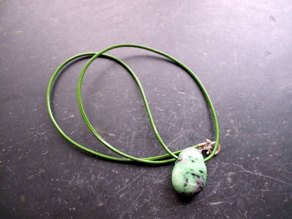 Kette, Lederband, Tropfen, Rubin, Zoisit, grün, rot, Silber, Schmuck, Unisex