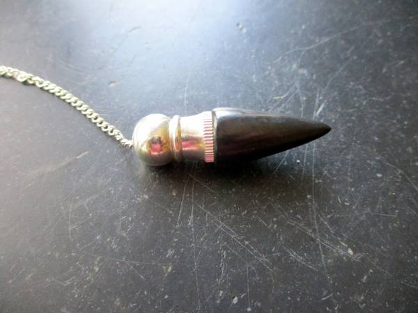 Pendel, Spitzpendel, Schungit, Metall, schwarz, Füllpendel, Wicca, Schamane