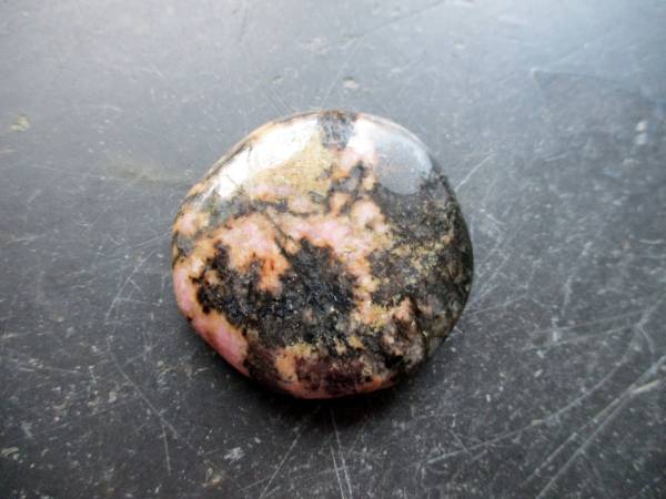 Seifenstein, Handschmeichler, Deko, Geschenk, Rhodonit, rosa, schwarz