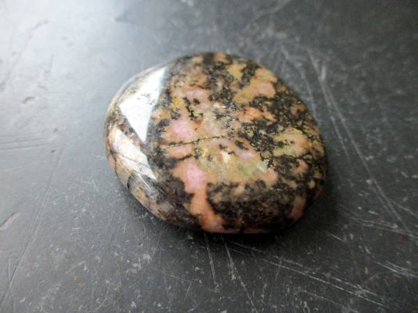 Seifenstein, Handschmeichler, Deko, Geschenk, Rhodonit, rosa, schwarz