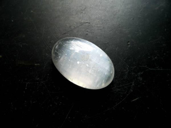 Handschmeichler, Seifenstein, Selenit, schimmernd, weiß, Deko