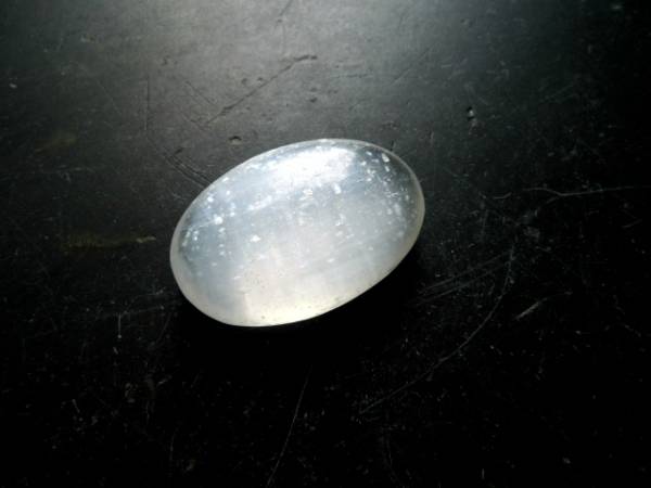 Handschmeichler, Seifenstein, Selenit, schimmernd, weiß, Deko