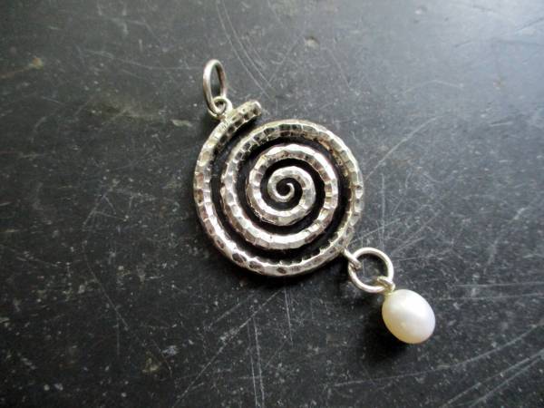 Anhänger, gehämmertes Silber, Perle, weiß, Spirale, Schmuck, Frauen