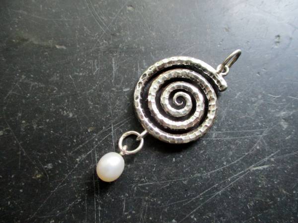 Anhänger, gehämmertes Silber, Perle, weiß, Spirale, Schmuck, Frauen