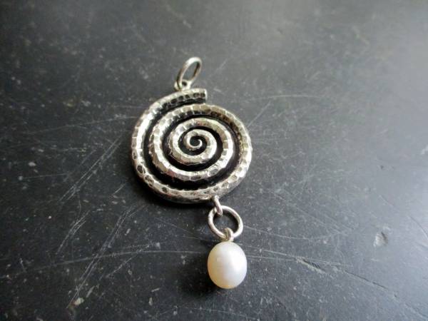 Anhänger, gehämmertes Silber, Perle, weiß, Spirale, Schmuck, Frauen