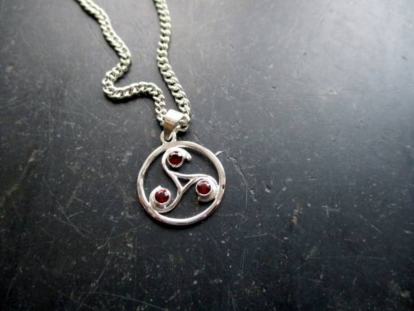 Anhänger, Triskele, im Kreis, Granat, Sterlingsilber, keltisch, Unisex