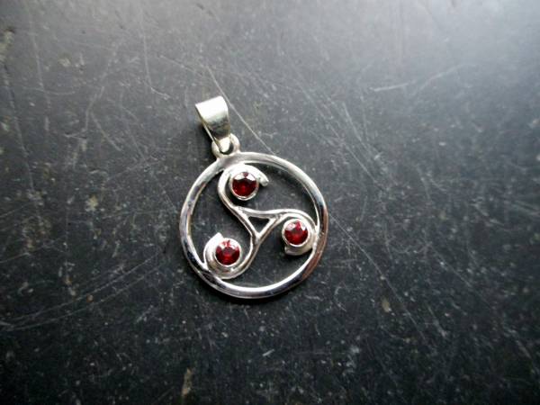 Anhänger, Triskele, im Kreis, Granat, Sterlingsilber, keltisch, Unisex