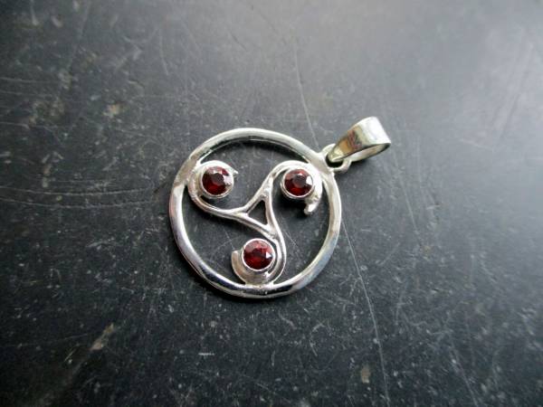 Anhänger, Triskele, im Kreis, Granat, Sterlingsilber, keltisch, Unisex